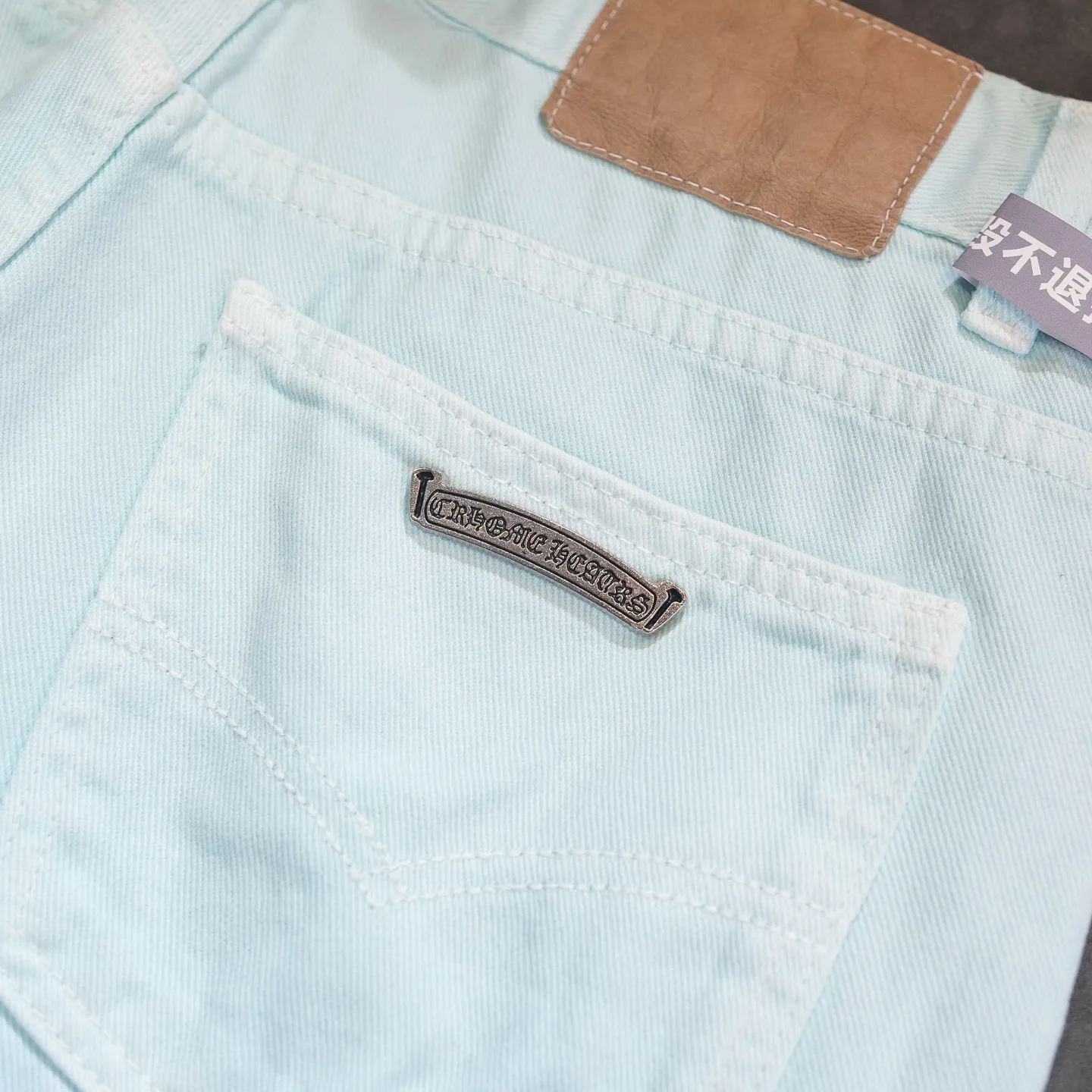P260 Chrome Hearts light blue blue trousers, pink and blue patchwork leather couple's best friend jeans. CH jeans need to be washed and then disassembled and hand-stitched with sheepskin cross leather and then spliced ​​together. The whole piece has too many craftsmanship to explain. The patches are decorated with cross flowers, and the high-waisted washed jeans! ! Absolutely high-end luxury products, god-level single products and super popular products, made with top heavy industry, a must-see magic weapon. Customized hardware. The fabric is thick and soft after washing. It has good breathability. Customized small leather label. Unique design. The details are simple and elegant, and the workmanship is exquisite. The entire trousers are neatly routed and the details are in place! It’s so cool that both men and women can easily control the genderless trend! Color: Picture color Size: 28 30 32 34 36